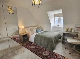 Modern Double Bed at Bicester Village, Kingsmere, holiday rental in Bicester