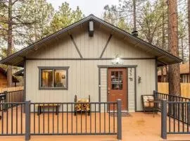 NEW Cozy Pines Cottage and Fire pit