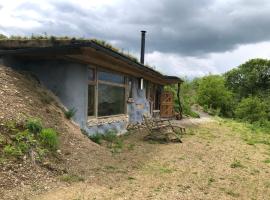 Rabbits 1or 2 bedroom hobbit style hillset earthen dartmoor eco home, hotel i South Brent