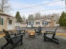 Kayaks, hot tub & more by lake!