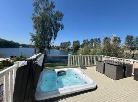 Tattershall Lakes Sunset View Caravan Lakeside, Hot Tub, Garden, Private Fishing Peg & WiFi, hotel v destinaci Tattershall