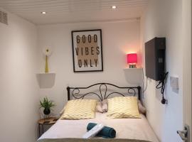 Le Hub - Roundhay Leeds - 1-Bed Studio Apartment, hotel with parking in Leeds
