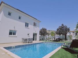 STAY M & L Villa, hotel en Oroklini