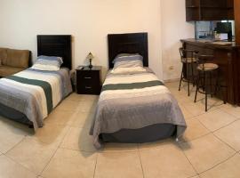Loft con baño privado, cheap hotel in Monterrey