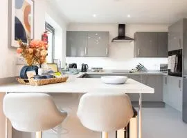 Cosy 3 Bdr House, 2 Free Private Parking, Free WiFi, Sleeps 6, 5 mins from Station