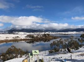 Wild Pines Waterfront Guesthouse BBQ Pet Friendly, hotel v destinaci Jindabyne