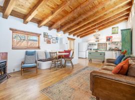 Heart of Santa Fe - Adorable Hideaway - King and Queen - Walk to Everything - Fireplace - AC, hotel in Santa Fe