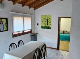 Casa Tinta Roja 2 de 1 dormitorio, hótel í Villa Gesell