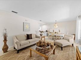 Coastal Chic Home, Walk to Beach, kotedžas mieste Kokou Bičas