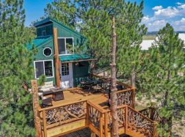 Mountainside Tree House Retreat: Palmer Lake şehrinde bir tatil evi