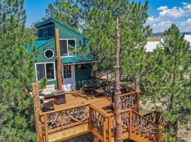 Mountainside Tree House Retreat, hotel di Palmer Lake