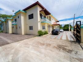 Private rooms in Runaway Bay home - Walk to the beach, hotell i Runaway Bay