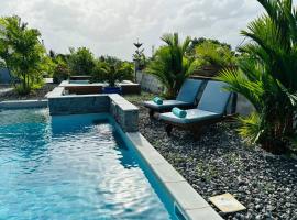 Refuge PêBê joli logement au coeur d'un immense jardin tropical , WiFi, piscine, hotel in Ducos