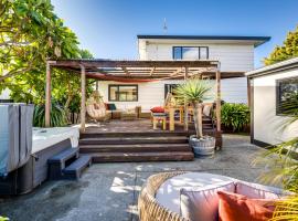 Coastal Serenade - Te Awanga Holiday Home, lugar para quedarse en Te Awanga