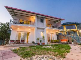 ๋ฌดํฌํ
์์๋ฅด์ ์์นํ ํธํ
Adrushya Estates Luxury Suites