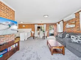 Sponars Onshore - 2BR Apartment l Pet-Friendly l WiFi l Air-Con l Fenced Backyard