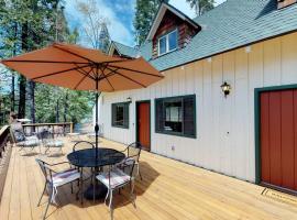 Baxter Mountain Cottage、シェイバー・レイクのホテル