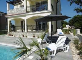 Villa Luka Apartment Gray mit Pool, kotedžas mieste Funtana