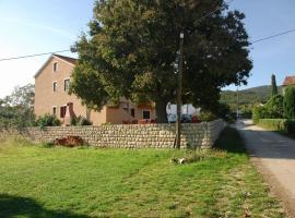 BETY 300 meters from the beach, hotel in Nerezine