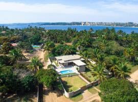 Bilene beige beach house, cabaña o casa de campo en Bilene