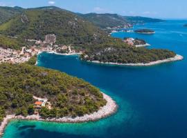 LUCY 50m from private beach, hotel v destinaci Blato
