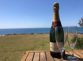 Pet & Family Friendly Ocean Front Beach Cottage, hotel v destinaci Bargara