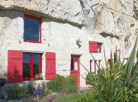 Gite des Perreyeurs - maison troglodyte avec vue sur Loire, hotel in Montsoreau