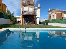 Casa , Dílar, Granada con jardin y piscina: Dílar'da bir otoparklı otel