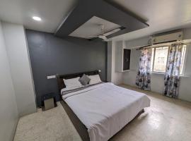 Viesnīca Swanky Sojourns Home Stay with AC bedroom pilsētā Kolhapura