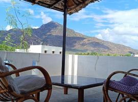 Beverly Dinesh Homestay, casa o chalet en Tiruvannāmalai