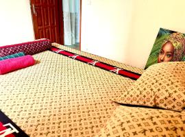 Intimate apartment in Yaoundé, hotel met parkeren in Mimboman