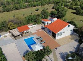 Holiday Home Mystic Woods, ξενοδοχείο σε Brištane