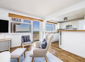 Pass the Keys Seaside Flat - Amazing Sea Views: South Hayling şehrinde bir otel