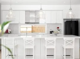 Luxury House with Pool, close to CBD