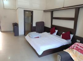 Hotel Netraj，賈姆穆賈姆機場 - IXJ附近的飯店