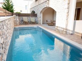Lydia's Inn 2 with private pool, khách sạn có hồ bơi ở Melission