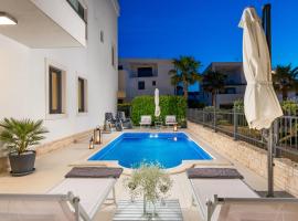 Luxury apartment Hyperion with private pool and garden, hotel i Murter