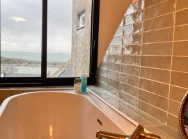 Charmante chambre avec sa salle de bain, vue mer.: Le Conquet şehrinde bir konukevi