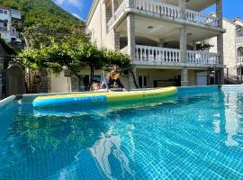 Family House with pool & sea view, serviced apartment in Bijela