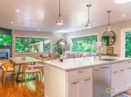 Serene 2BR Retreat Great Views Private Hot Tub