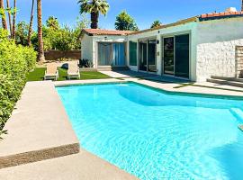 Serene home with pool with mountain views, leilighet i Palm Springs