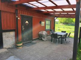 Stuga p&aring; landet, hotel con campo de golf en Asarum