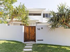 Cape Beach House, hotel with parking in Byron Bay