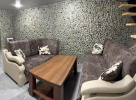 Warm House, hotel di Vardanavan