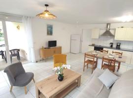 Appartement T3 classé trois étoiles au calme de plain-pied au centre Doussard avec vue sur montagne, lac Annecy à proximité、ドゥサールのホテル