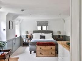 Cozy Beverston Castle Cottage:1 Bed/1 Bath Retreat, hotel v destinaci Tetbury