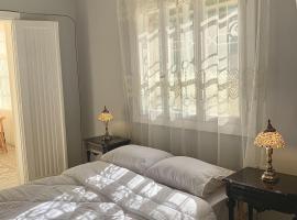 Room in a shared house, homestay di Amman