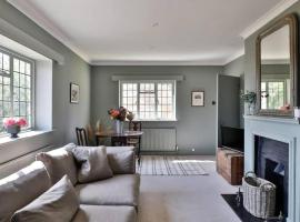 Tranquil 1 Bed/1 Bath Getaway at Beverston Castle, hotel in Tetbury