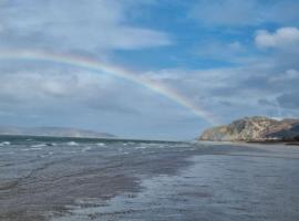 16 Cambrian Court - New apartment with stunning sea views, hotel in Penmaen-mawr