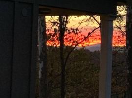 A beautiful sunset cottage, vakantiehuis in Hendersonville